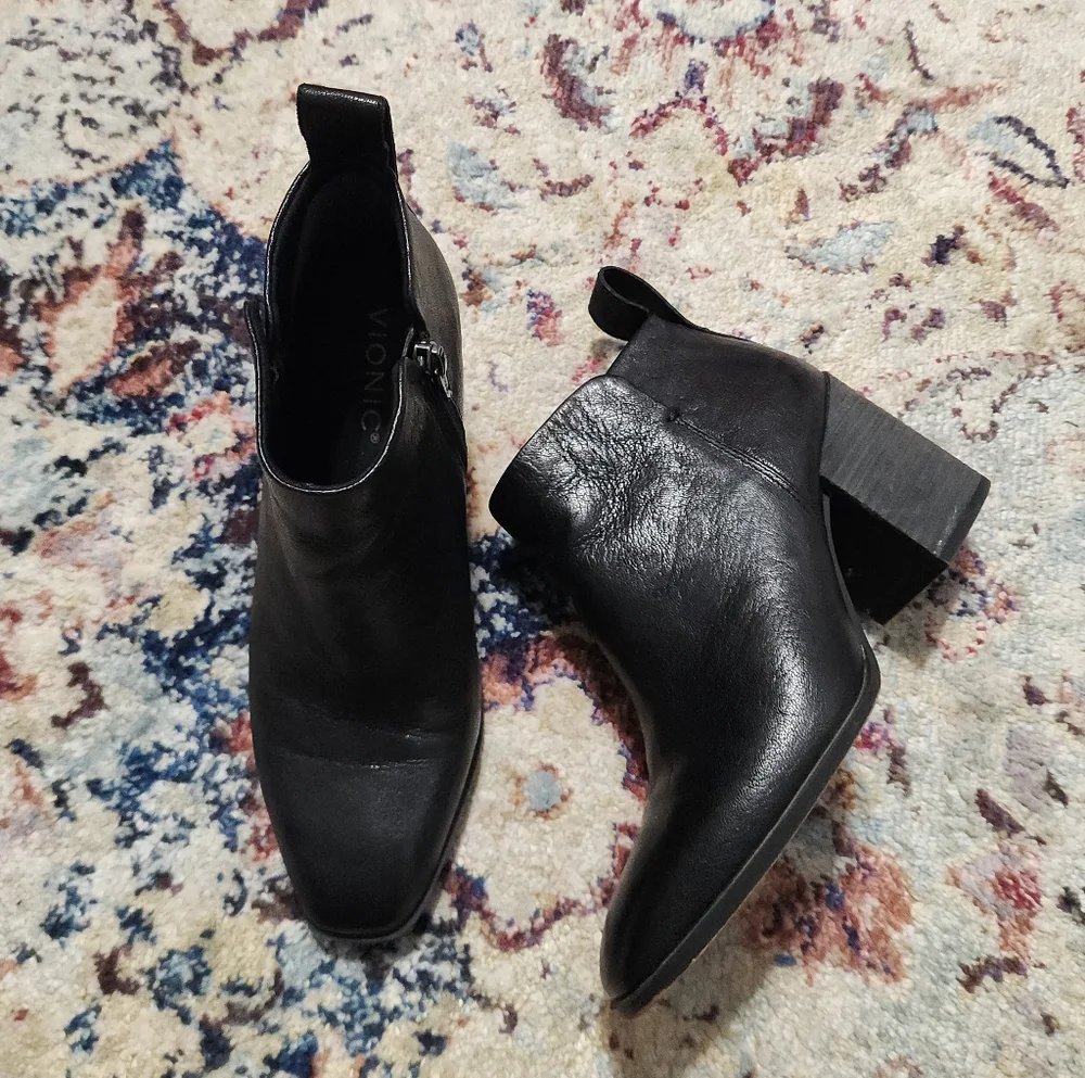 Vionic Lyssa Women's Heeled Boot Black Leather Square Toe Block Heel Size 7.5